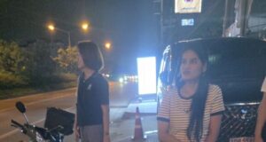 อาสาสมัครพรรคปวงชนไทย ช่วยเหลือผู้บาดเจ็บจากอุบัติเหตุ หลังมอเตอร์ไซค์ประชาชนลื่นล้ม ขณะเลี้ยวเข้าซอย