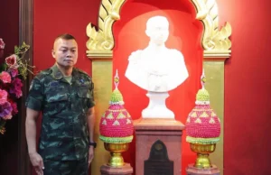 บิ๊กทหารสู่สถาบันวิชาการ! “พล.ท.บุญสิน” อดีตแม่ทัพภาค 2 นั่ง ผอ.หลักสูตรสันติสุข พระปกเกล้า การเข้ารับตำแหน่งของ พล.ท.บุญสิน ในครั้งนี้ ถือเป็นการนำประสบการณ์จากสายความมั่นคงมาสู่แวดวงวิชาการ โดยจะเข้ามามีบทบาทสำคัญในการบริหารและพัฒนา "หลักสูตร 4ส"