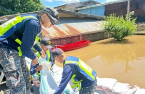 “บิ๊กเล็ก” สั่งระดมพล! 3 เหล่าทัพ “บก-เรือ-อากาศ” เตรียมยุทโธปกรณ์เต็มพิกัด ช่วย ปชช. สู้ภัยน้ำท่วม กรมอุตุนิยมวิทยาคาดการณ์ว่า ช่วงวันที่ 9-13 ตุลาคม 2568 จะมีฝนเพิ่มขึ้นและตกหนักในภาคกลาง ภาคตะวันออก และภาคใต้ ขอให้ประชาชนในพื้นที่เสี่ยงภัย โดยเฉพาะที่ลุ่มต่ำและใกล้ทางน้ำไหลผ่าน ระวังอันตรายจากน้ำท่วมฉับพลันและน้ำป่าไหลหลาก