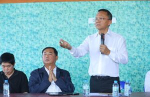 “เพื่อไทย” รับฟังปัญหาชาวนาอยุธยา เจอพิษ “ข้าวดีด” หลังห้ามเผาฟาง ดันกฎหมายข้าวแก้ยั่งยืน