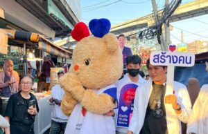 คุณอาร์ท เอกสิทธิ์ พร้อมคณะกรรมการบริหารพรรค นำทีมผู้สมัคร สส. ลงพื้นที่พบประชาชน กทม.