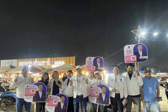 ระยองไม่ไกล ถ้าใจเราใกล้ประชาชน: ทีมงานการเมืองลุยตลาดสะพานสี่และมาบยางพร รับฟังเสียงสะท้อนจากชาวบ้าน